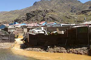 Industrieller Abwasserkanal fließt durch Dörfer und Städte