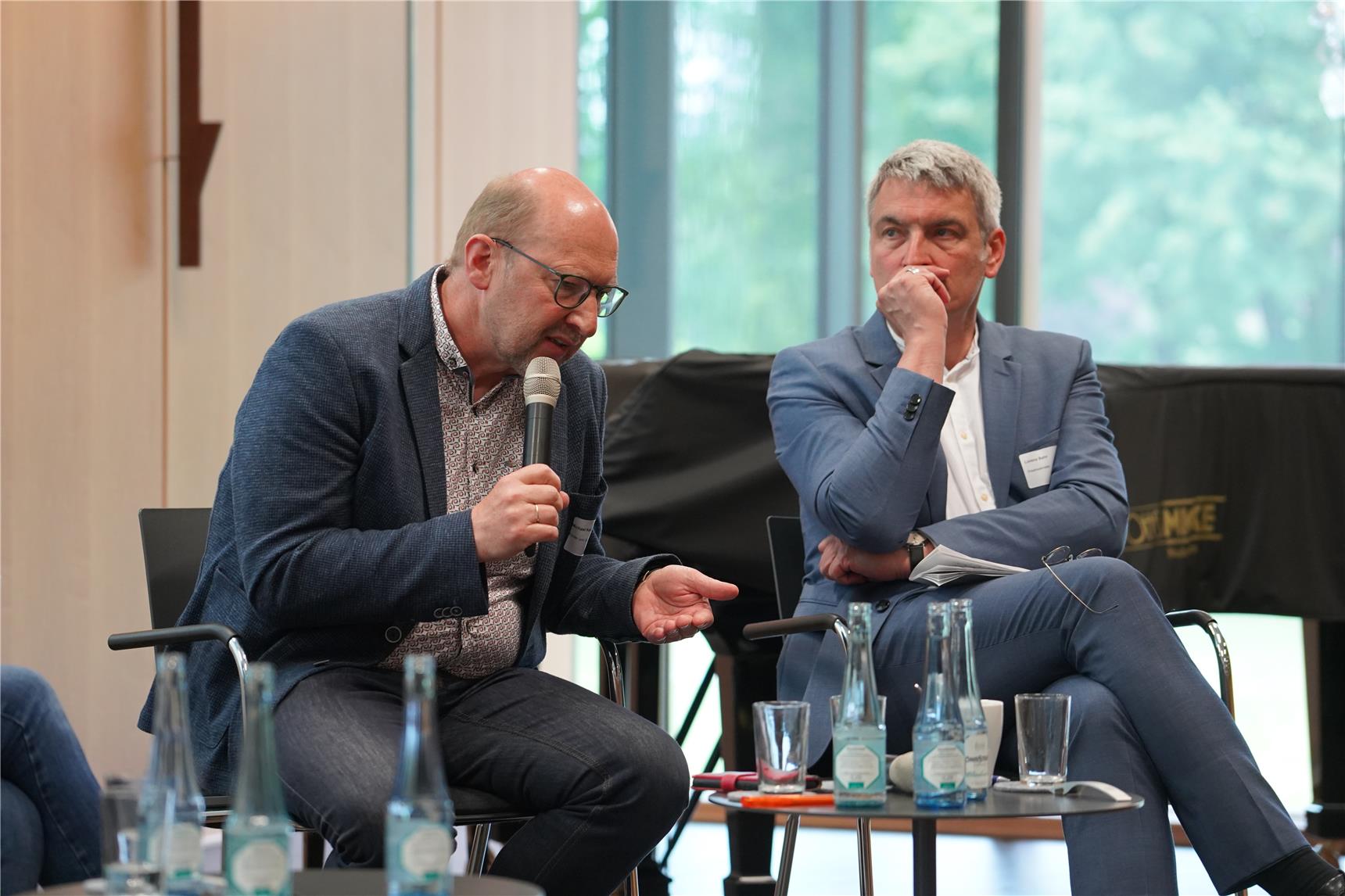 Zwei Männer diskutieren