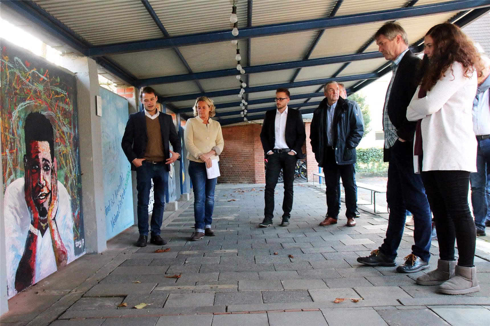 Mehrere Leute betrachten Porträts