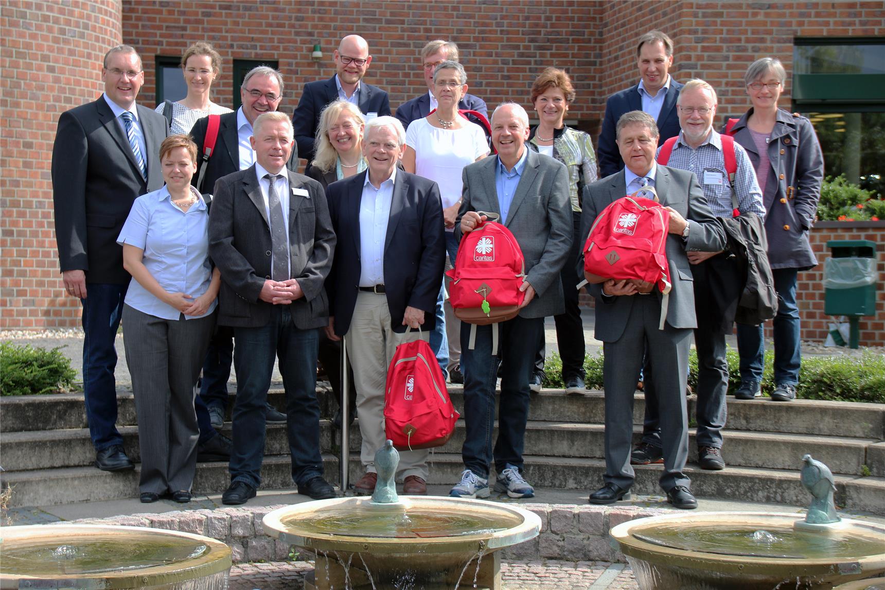 Die Gäste des Diözesancaritasverbandes Münster und die Verantwortlichen der Heilig-Geist-Stiftung  kiurz vor dem Aufbruch zum nächsten Ziel.