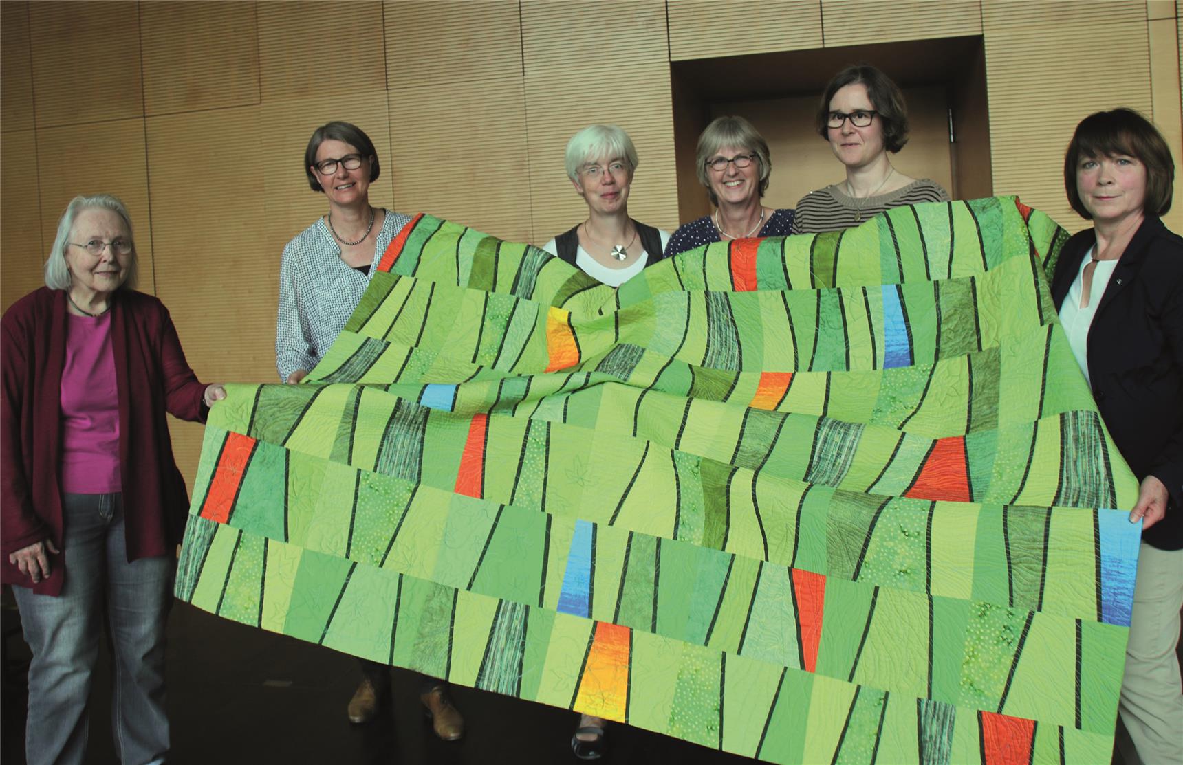 116-2016_Quilt-Übergabe_Quilterinnen