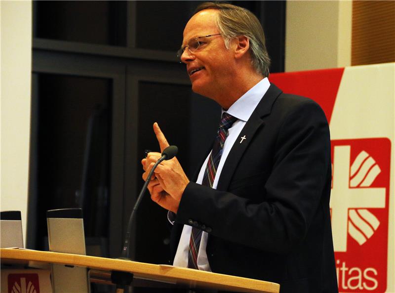 Domkapitular Dr. Klaus Winterkamp steht am Podium.