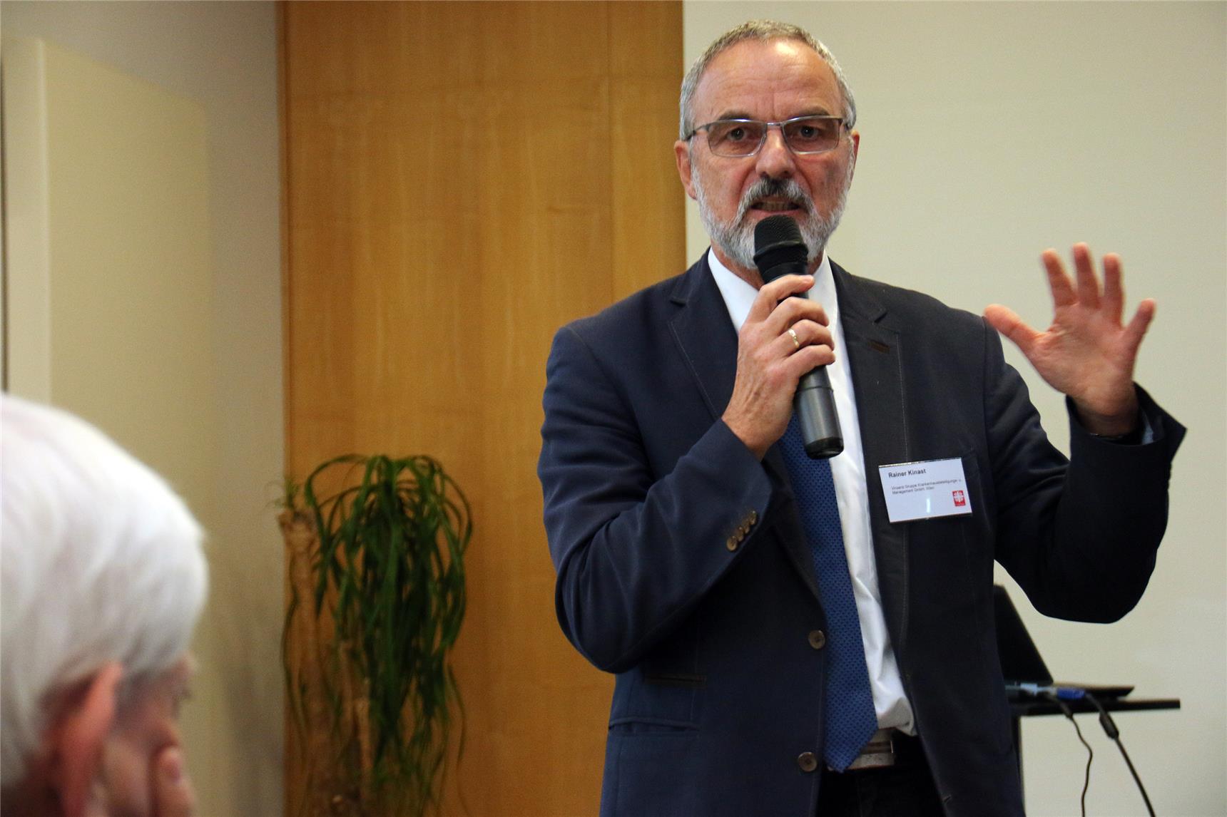 Ein Mann am Mikrofon.