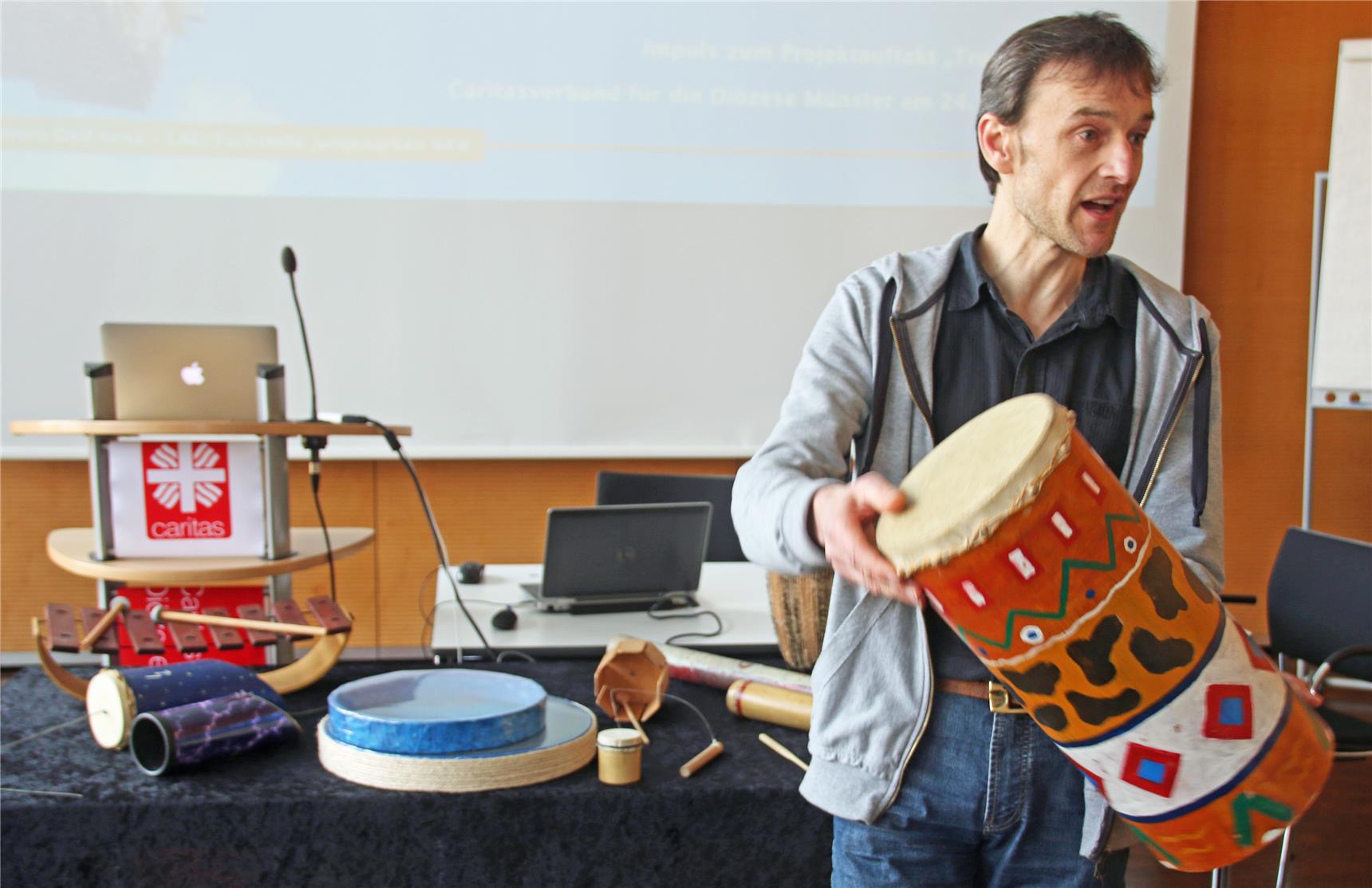 auf dem Bild steht ein Mann mit einer Trommel