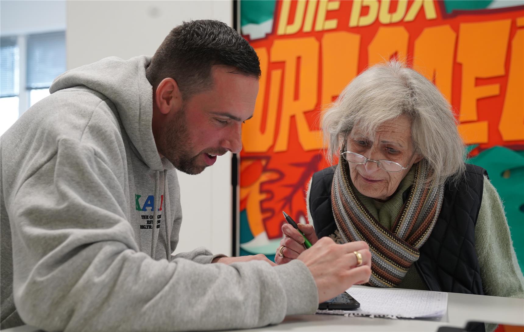 013-2023_Tablet-Schulung der Caritas bringt Alt und Jung zusammen