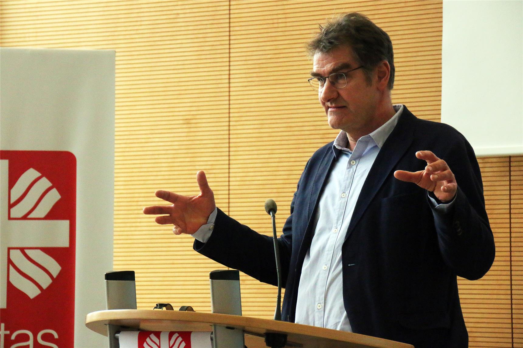 Auf dem Foto steht Wiebicke am Rednerpult.