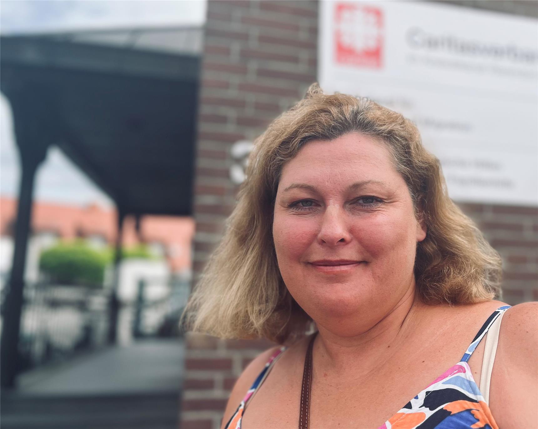 Hoffnungsvoll: Oksana Golovachova vorm CaritasPunkt in der Milter Straße in Warendorf.