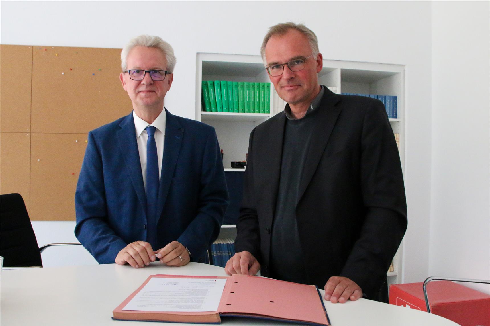 Kooperationspartner: Akademiedirektor Antonius Kerkhoff und Dr. Christian Schmitt, Vorstand des Diözesancaritasverbandes Münster (von links). 