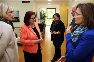 118-2014_EQMS-Fischbach Das Foto zeigt eine kleine Gruppe von Menschen, die in einem Flur zusammensteht.