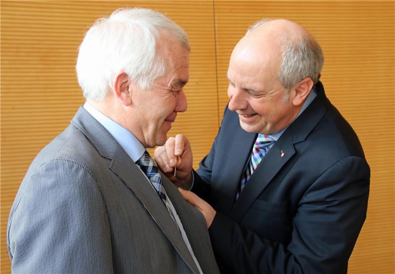 Das Bild zeigt zwei Personen.