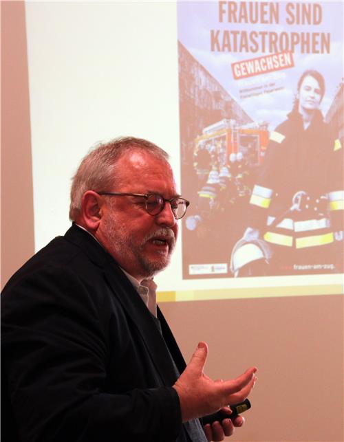 Das Bild zeigt einen Mann.