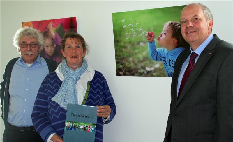 Das Bild zeigt drei Personen.