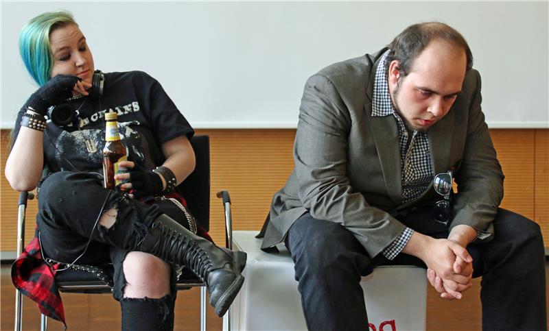 Das Bild zeigt zwei Personen.