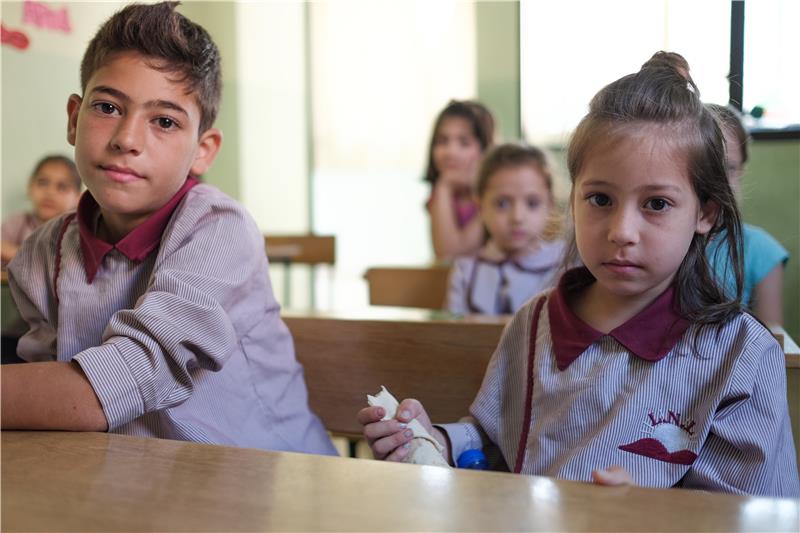 Das Bild zeigt zwei libanesische Schulkinder.