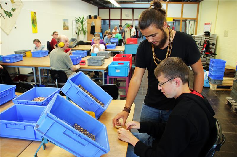 Im Vordergrund sind zwei Menschen zu sehen.