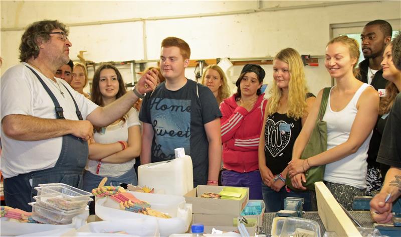 Ein Mann präsentiert ein Werkstück.