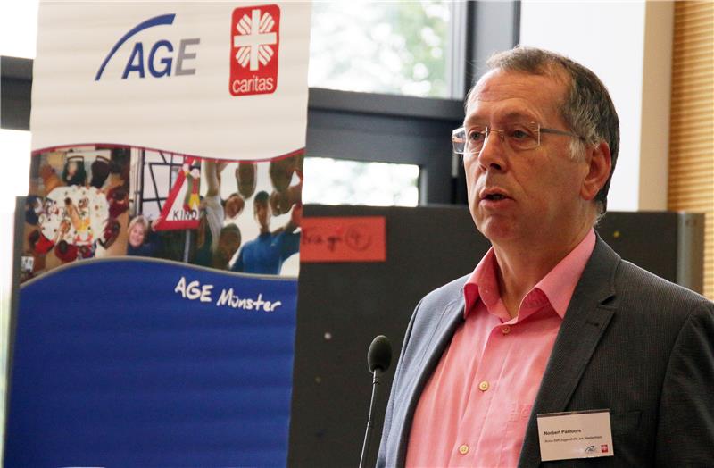 Ein Mann hält eine Rede.