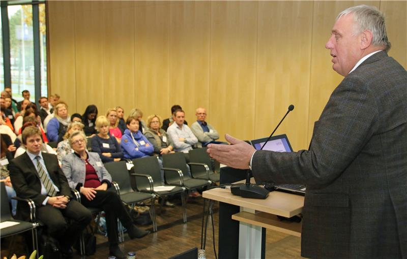 Eine Person hält eine Rede.