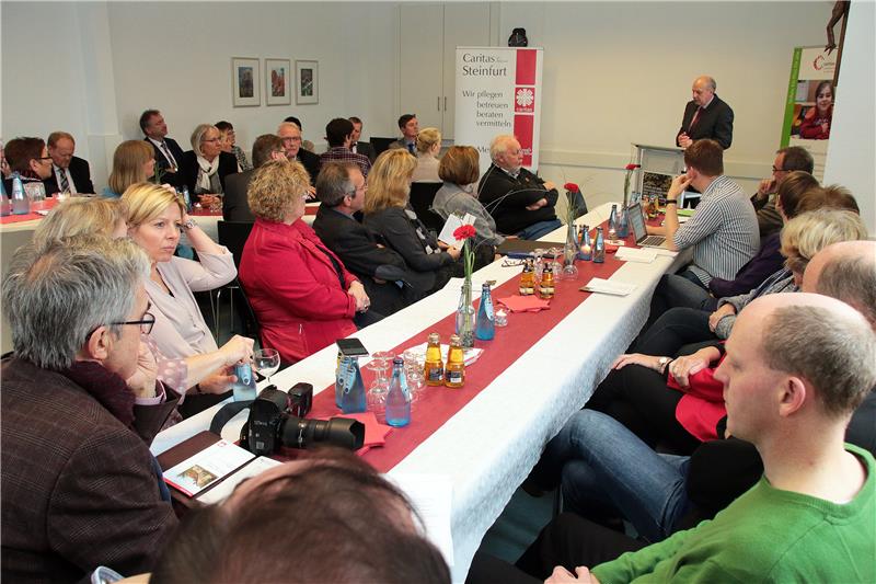 Menschen hören Mann zu