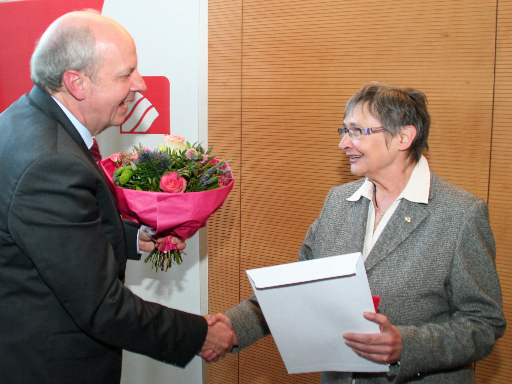 Zwei Personen geben sich die Hand.