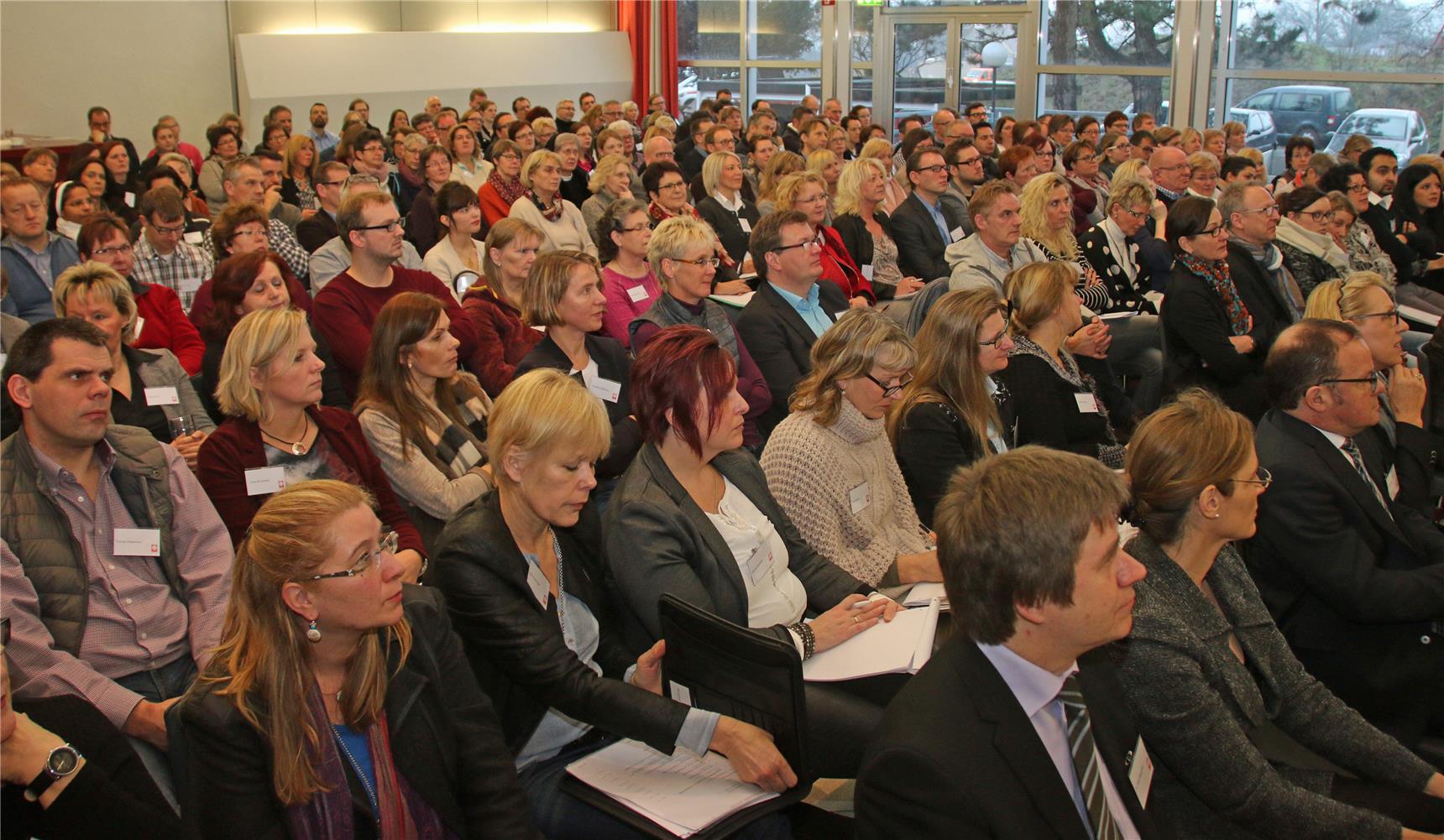 Viele Personen sitzen in einem Raum 