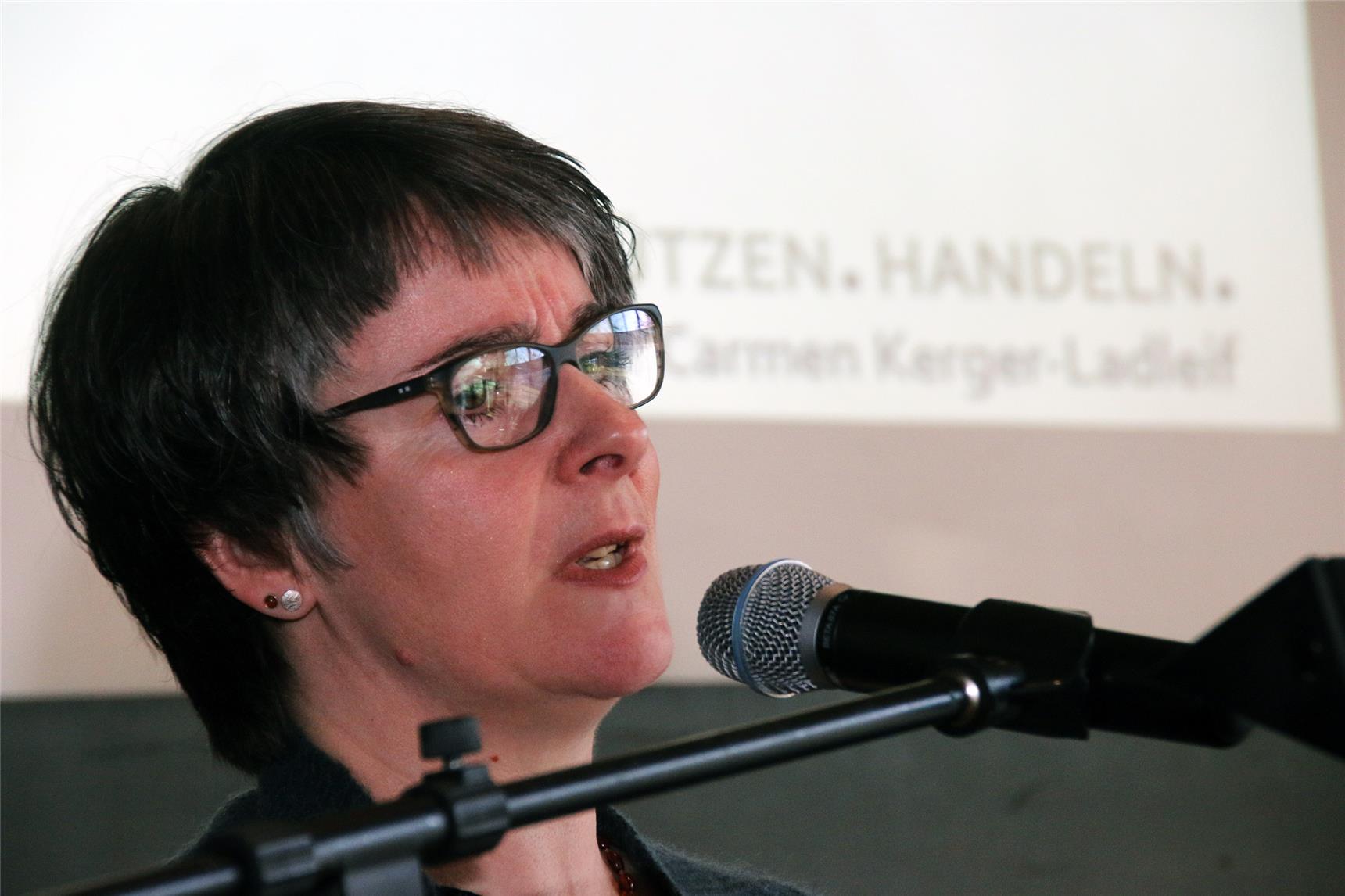 Auf dem Bild ist eine Frau zu sehen.