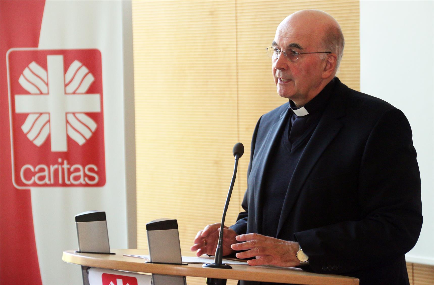 Bischof Genn hält einen Vortrag.