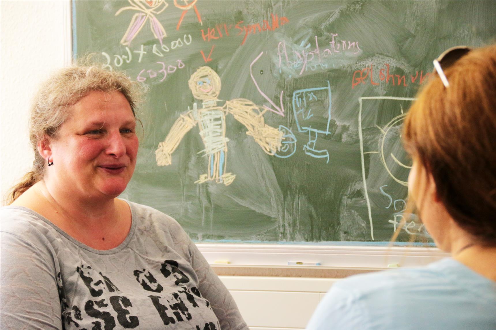 Das Foto zeigt zwei Frauen in einem Gespräch.