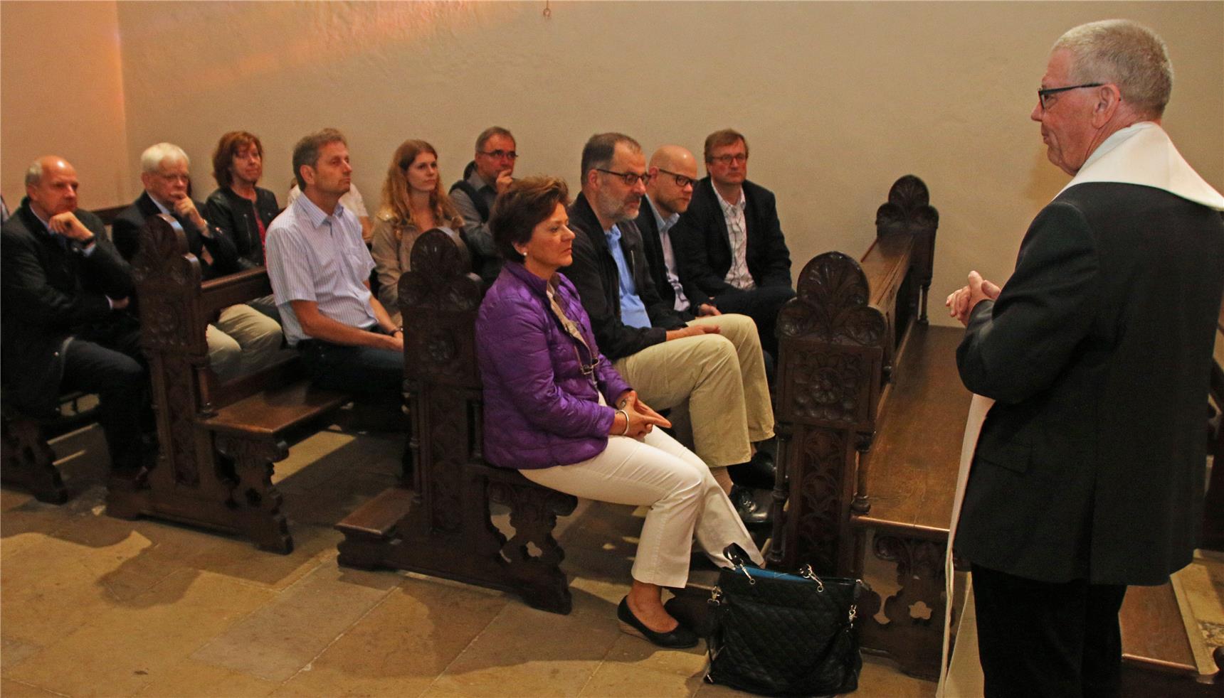 Eine Gruppe sitzt in der Kirche.