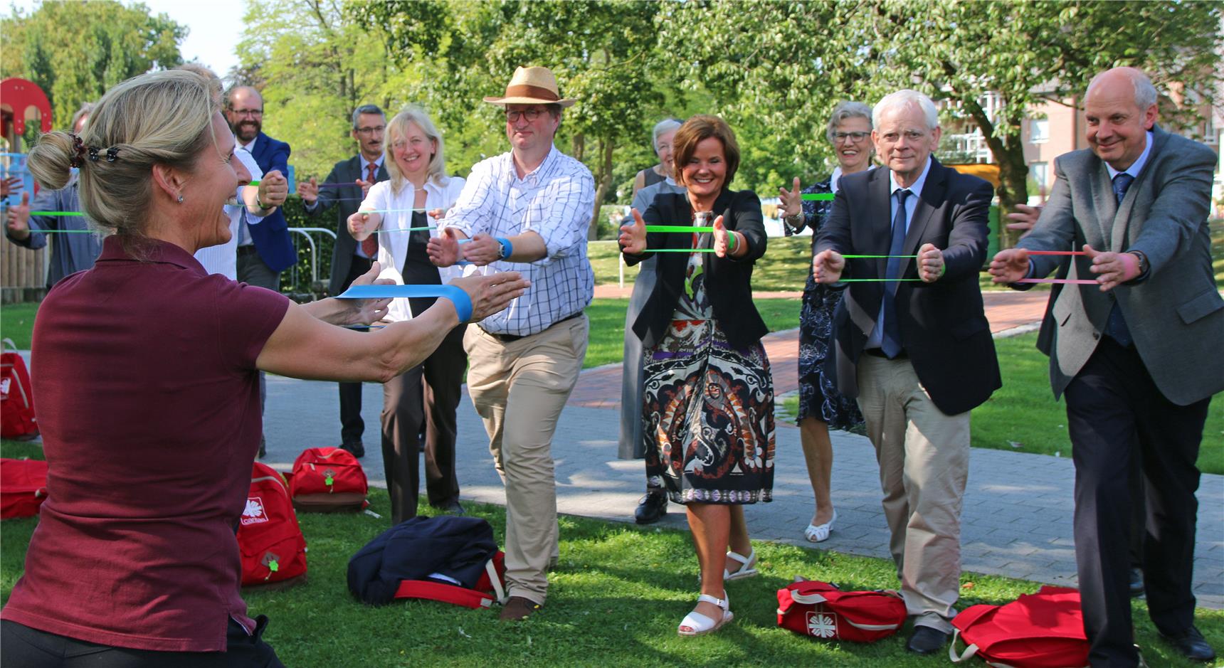 Eige Gruppe macht eine Übung mit einem Band.