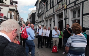 095-2016 Jubiläumstour Recklinghausen Das Foto zeigt eine Gruppe Menschen vor einem Café.