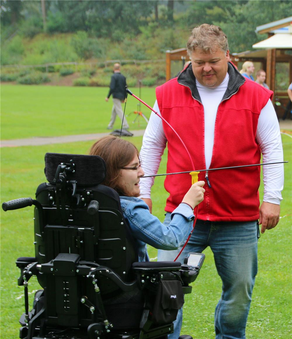 Zwei Personen, davon eine im Rollstuhl.