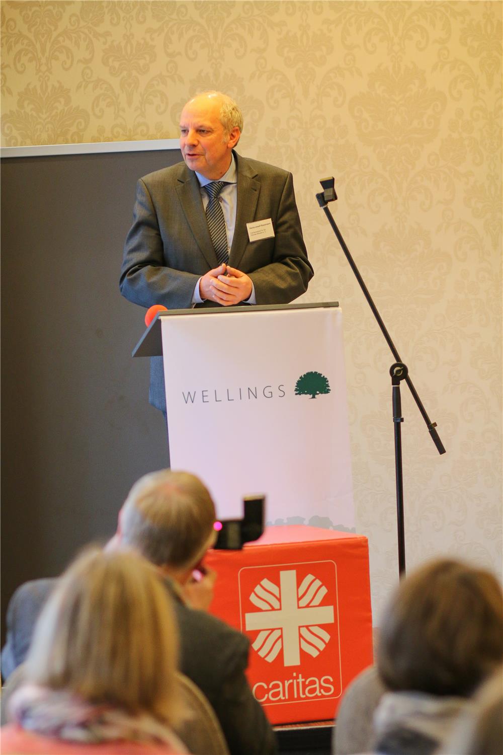 Ein Mann steht am Rednerpult.