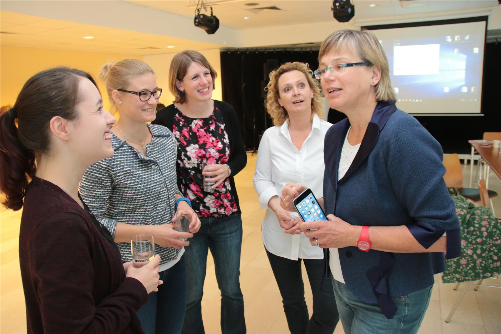 Das Foto zeigt eine kleine Gruppe von Menschen in angeregtem Gespräch.