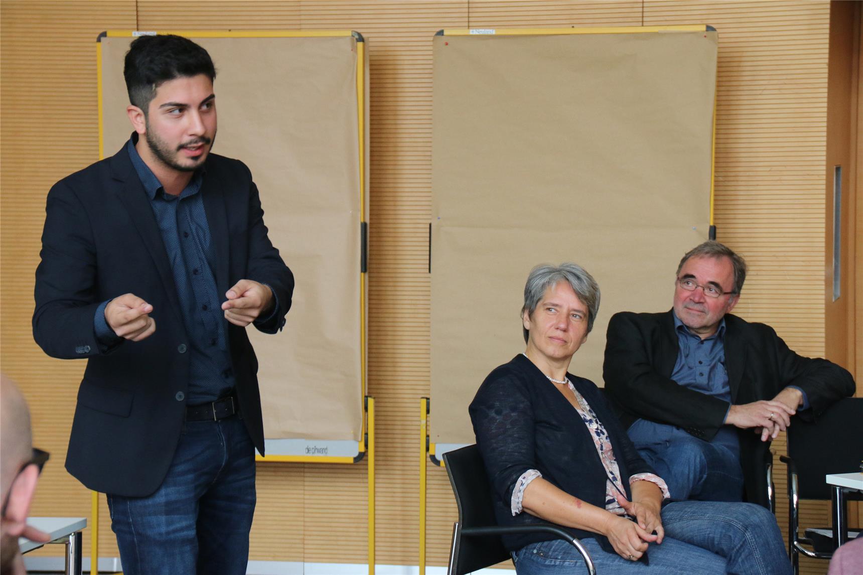 Auf dem Foto steht der Referent vor den Teilnehmern