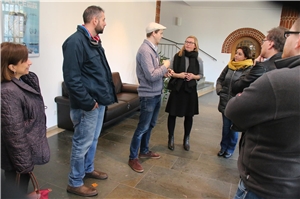 090-2017 Jugendwohnen Besuch Libanon Das Foto zeigt eine Gruppe von Menschen, die im Foyer eines Gebäude zusammensteht.