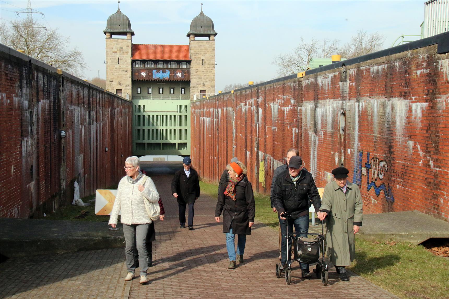 Das Bild zeigt eine Gruppe von älteren Damen und Herren beim Spaziergang.