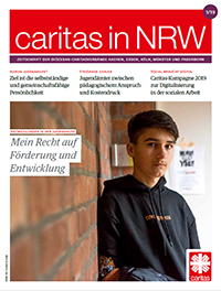 Das Titelfoto der Zeitschrift Caritas in NRW zeigt einen Jugendlichen vor einer Wand.