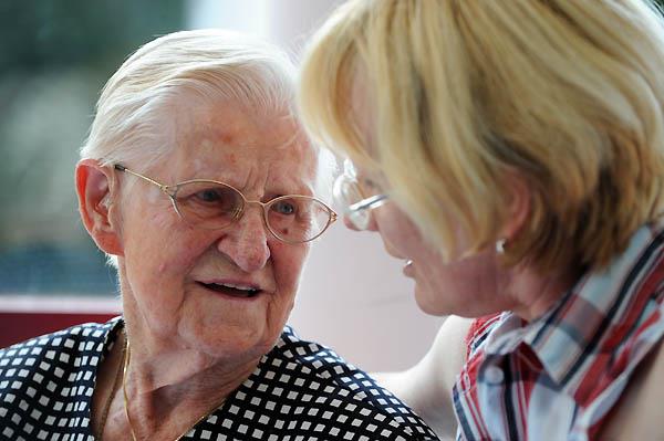 Das Bild zeigt zwei Damen im Gespräch.