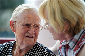 022-2019_Betreuung_Finanzierung.jpg Das Bild zeigt zwei Damen im Gespräch.