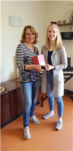 040-2019_Forschungsprojekt_Musik.jpg Das Bild zeigt zwie Damen mit einem Musiksystem.