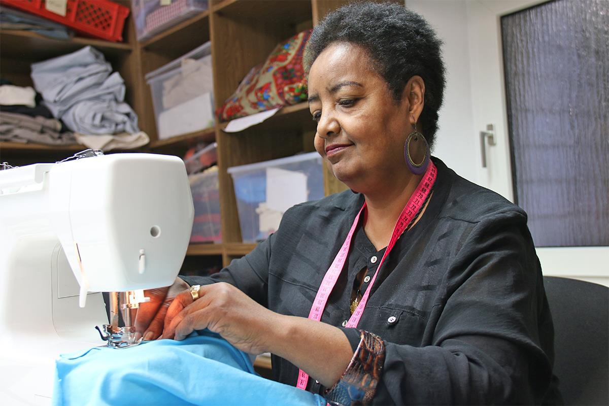 Membere näht an ihrem Kleid, das sie in der Kirche tragen möchte. Jeden Montag besucht die Äthiopierin die Nähstube.