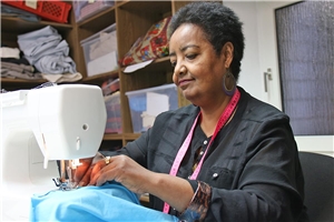 055-2019 Nähstube Membere näht an ihrem Kleid, das sie in der Kirche tragen möchte. Jeden Montag besucht die Äthiopierin die Nähstube.
