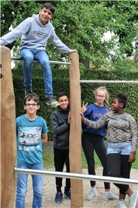 064-2019 Kinder an die Macht_hoch Jungen und Mädchen aus dem Kinder- und Jugendparlament stehen vor einem Klettergerüst.