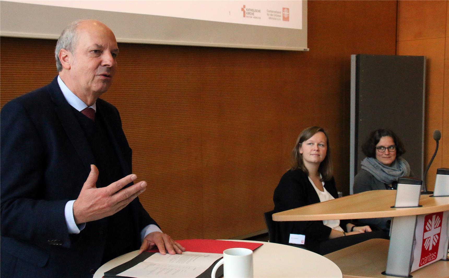 Diözesancaritasdirektor Heinz-Josef Kessmann steht an einem Pult