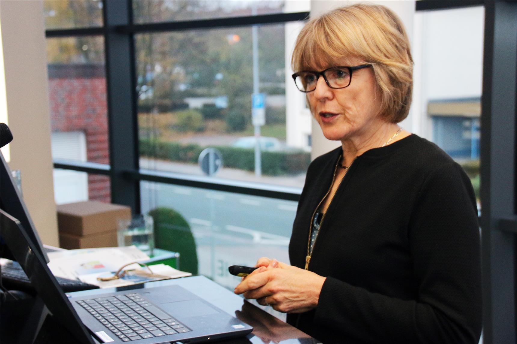 auf dem Foto steht an einem Pult