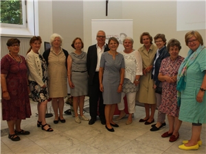 Stiftungspreis SkF Elf Personen stehen als Gruppe zusammen