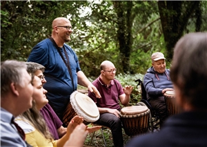 001-2020 Jahreskampagne Start Eine inklusive Trommlergruppe hat Spaß am Trommeln im Freien