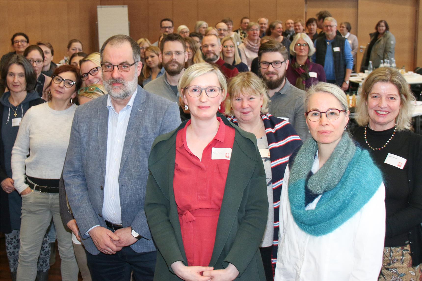 Eine große Menschengruppe schaut in die Kamera.