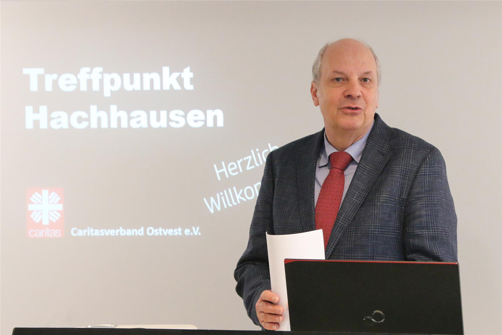 Das Foto zeigt einen Mann an einem Rednerpult.